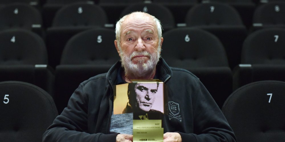 Nagrada bert v rokah Janeza Hočevarja Rifleta